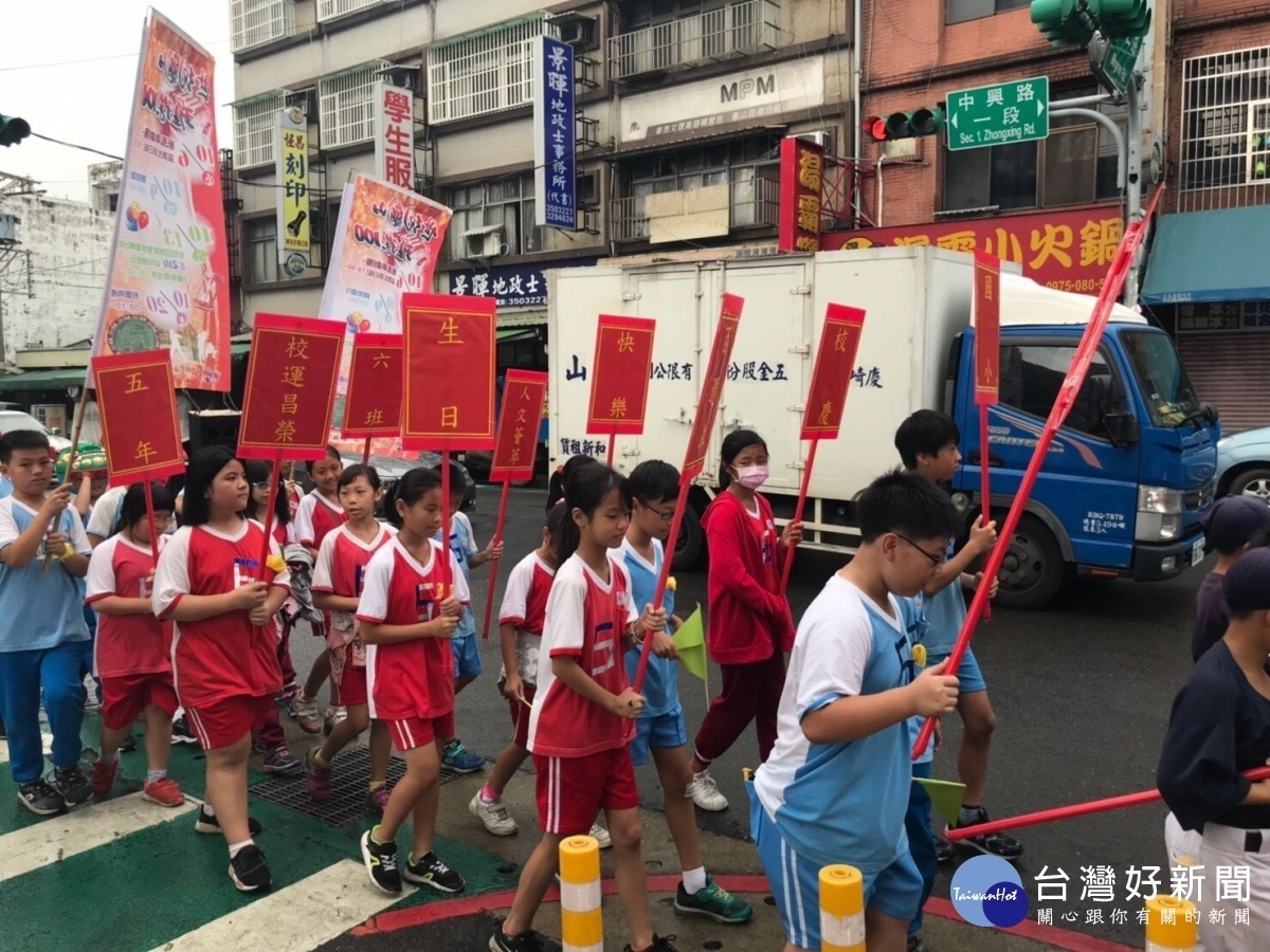 桃園市龜山國小學生以生動活潑的創意踩街活動為100週年校慶系列活動掀起另一波高潮。