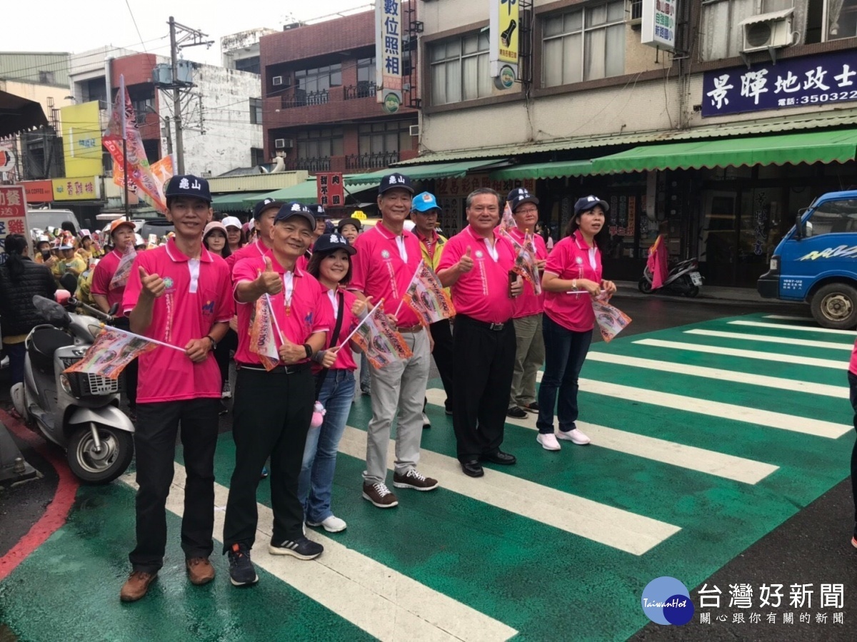 桃園市龜山國小學生以生動活潑的創意踩街活動為100週年校慶系列活動掀起另一波高潮。