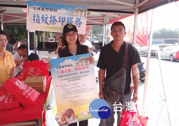 柯蔡宗親會舉辦公益捐血活動,北港警分局熱情響應,員警們除挽袖捐輸熱血,更加強宣導犯罪預防,冀能喚起民眾之警覺性,減少受害被騙機會。(記者陳昭宗拍攝)