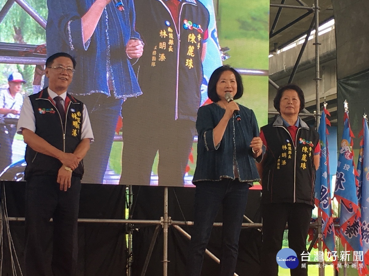 吳主席夫人蔡令怡肯定林明溱水牛精神。(記者扶小萍攝)