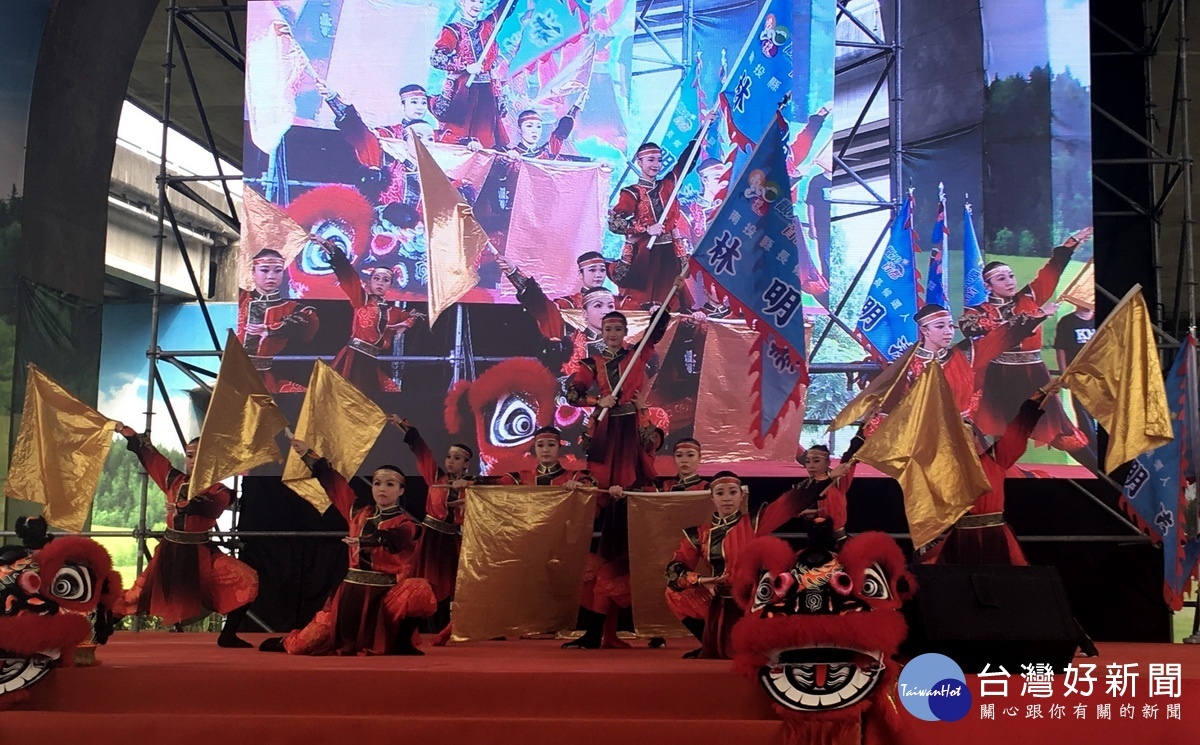 民族舞團的旗開得勝祝福林明溱勝選。(記者扶小萍攝)