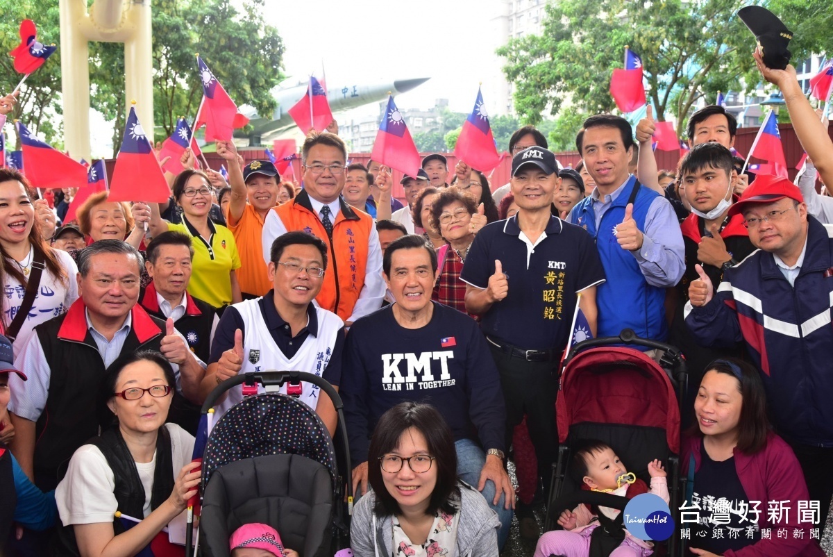 前總統馬英九抵達龜山陸光新城河濱公園參加國慶升旗典禮，民眾熱情一擁而上，將馬英九及陳學聖團團包圍。