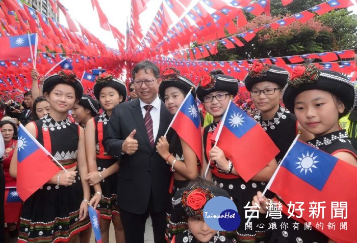 桃園市長鄭文燦前往平鎮區雲南文化公園,出席「107年雙十牽手升國旗」活動。