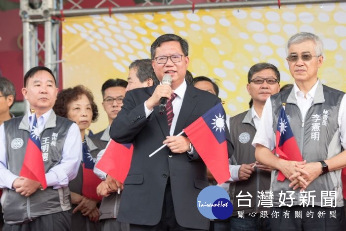 鄭市長表示，國慶是國家生日，代表珍惜民主的價值，在任何議題上也都尊重不同意見的表達，並用民主方式解決問題。