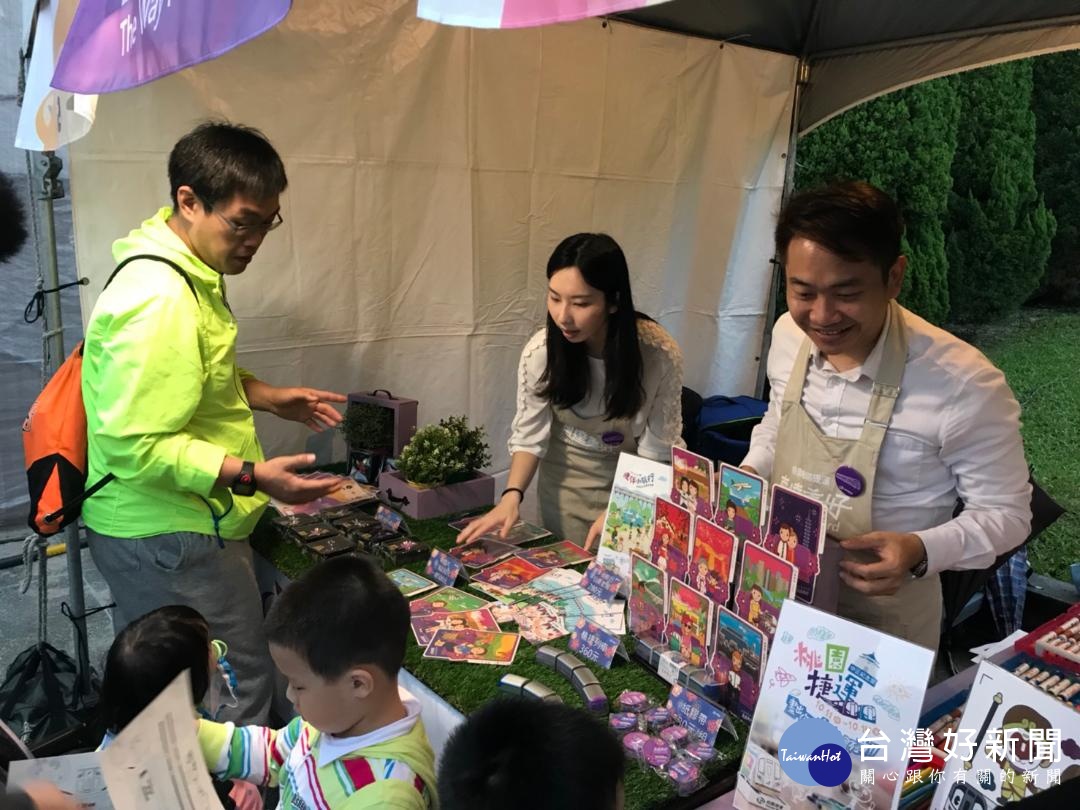 現場有彩繪列車活動，讓親子攜手合力畫出心目中的繽紛桃捷列車，享受diy 樂趣。