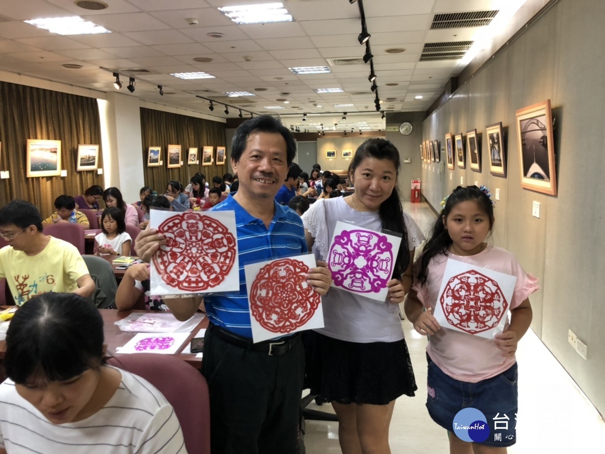 國際知名紙藝老師王楨文到彰濱秀傳,傳授親子國慶鳥剪紙創作。