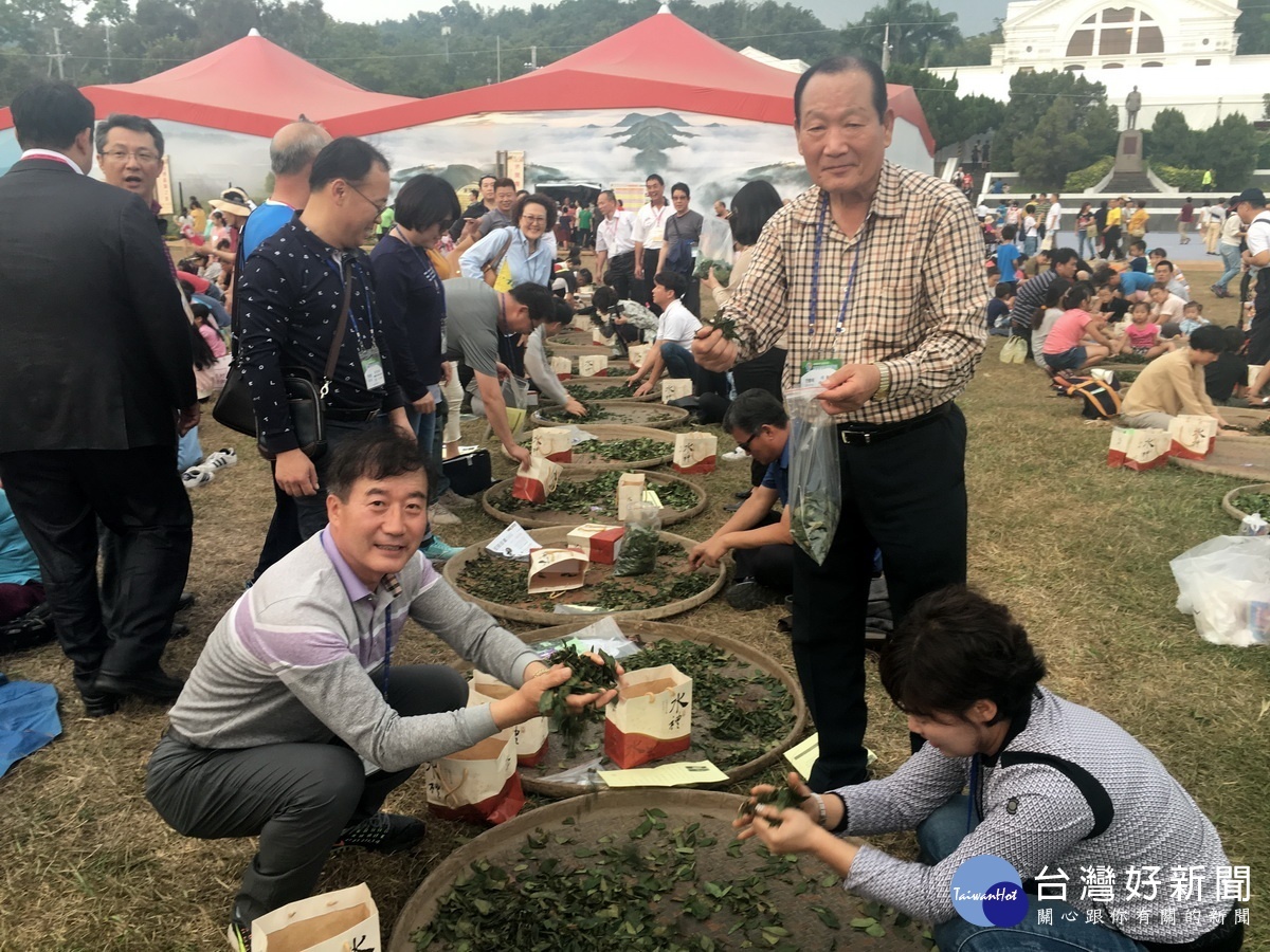 來自韓國安東扶輪社友也參加體驗。(記者扶小萍攝)