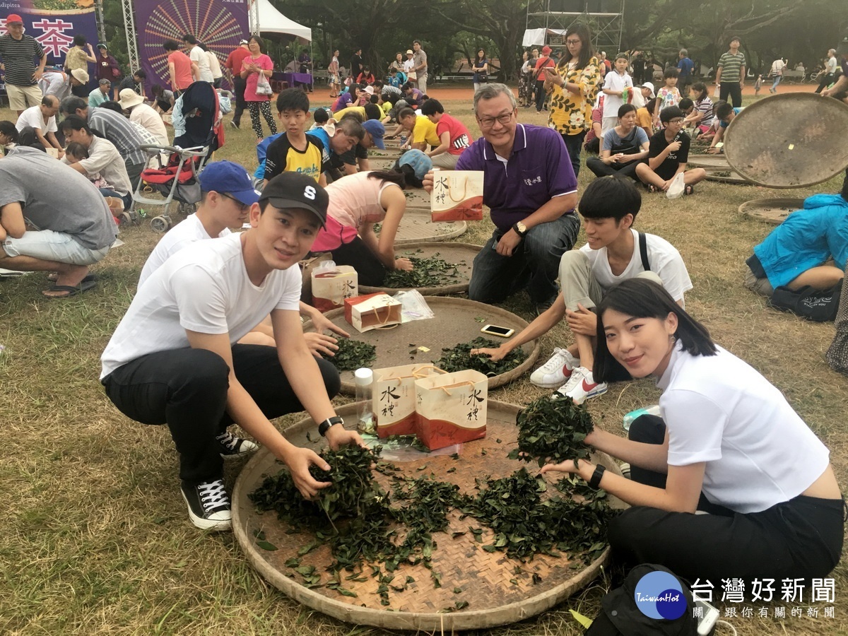 水里農會承辦千人揉茶，張總幹事大力推薦紅茶。（記者扶小萍攝）