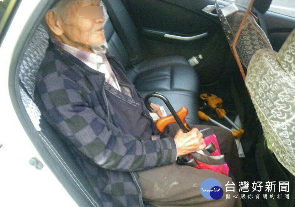 洪姓老翁乘坐公車在蘆竹區返家時突然失智症發作體力不支倒地，警方協助返家。