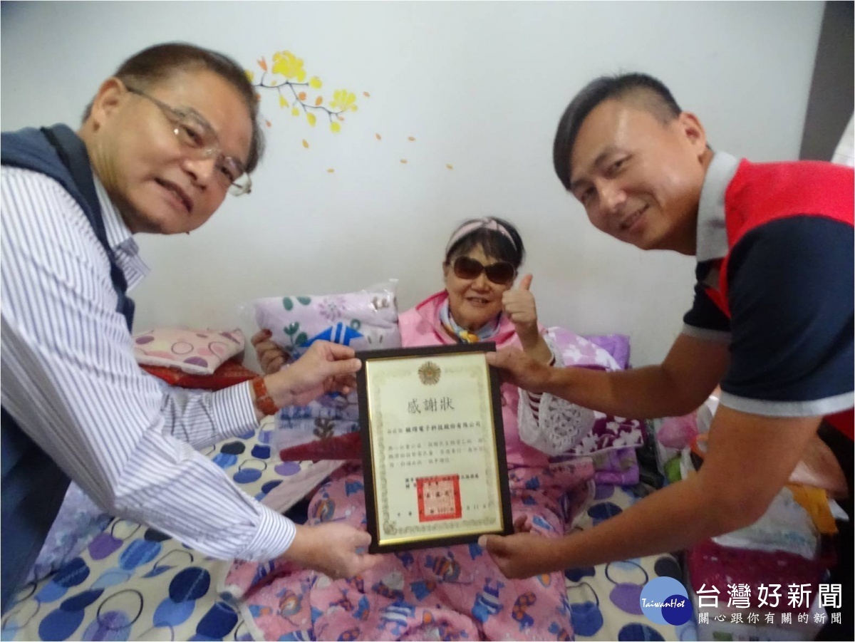 駿熠電子及桃園市樂活身心發展協會捐助百餘件薄毛毯,虞思祖處長代表轉贈弱勢榮民眷。