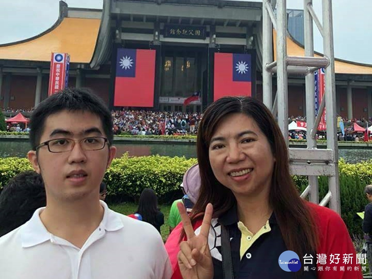 陳麗玲臉書公開支持楊麗環，陳麗玲與兒子洪瑋駿在國父紀念館慶祝雙十國慶