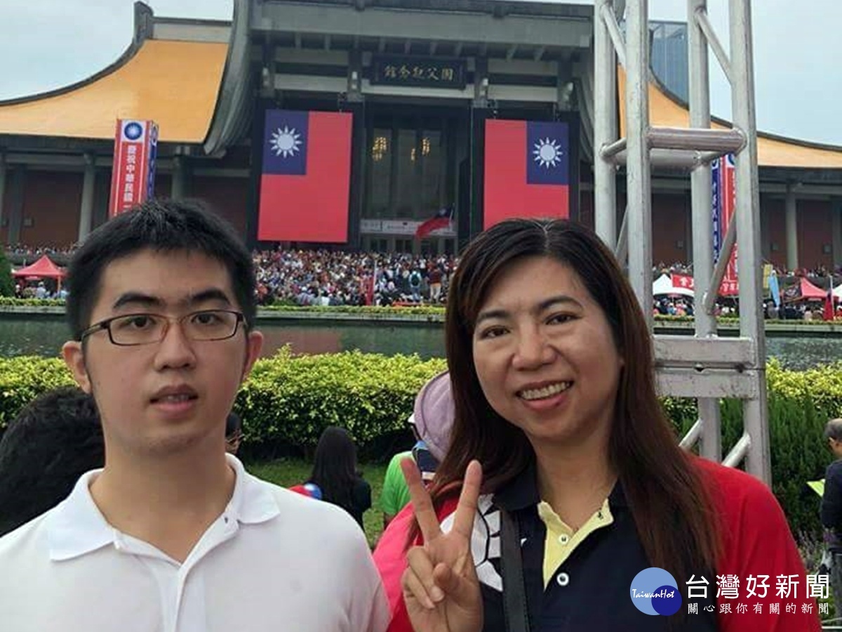 陳麗玲臉書公開支持楊麗環,陳麗玲與兒子洪瑋駿在國父紀念館慶祝雙十國慶