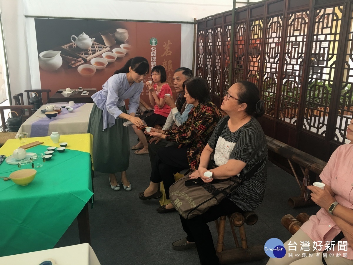 茶博會中請遊客品味節氣茶。(記者扶小萍攝)