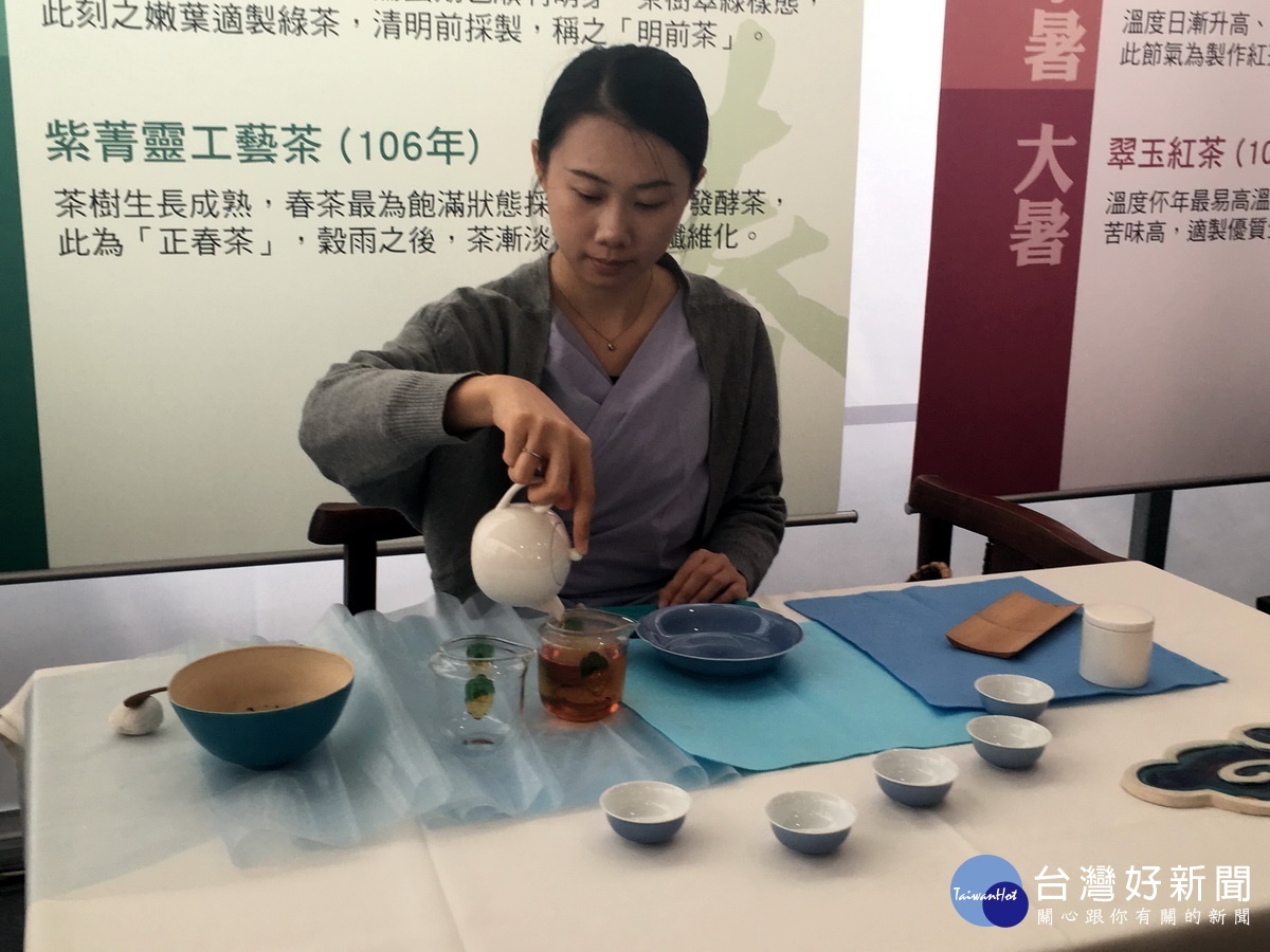 陳建伶泡茶儀態典雅具足茶師風範。(記者扶小萍攝)