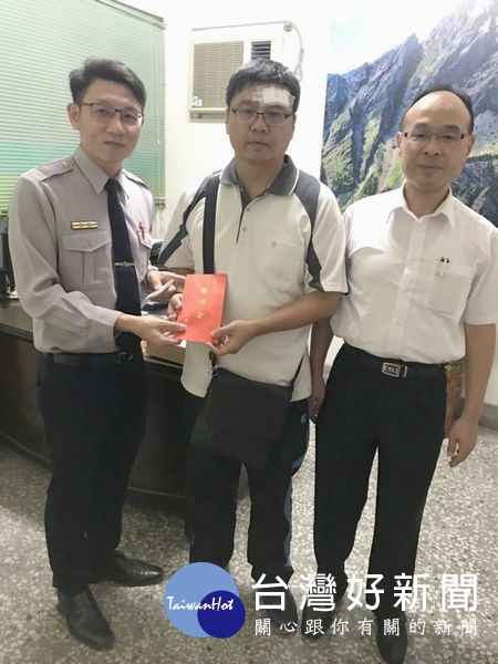北辰所員警拘提犯嫌時，雖遭遇頑強拒捕，仍負傷奮力將他逮捕，分局長廖志明等即時探望慰問給予鼓勵。（記者陳昭宗拍攝）