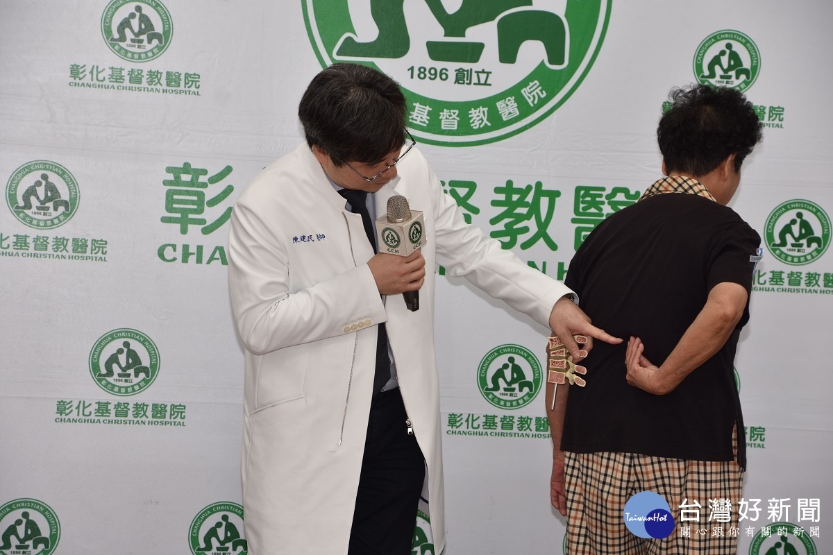 80歲的黃奶奶經胸腰椎X光、骨質密度檢查,才發現原來早已經骨質疏鬆症;經彰基微創脊椎中心主任陳建民醫師給予胸腰椎骨水泥灌注手術治療。圖/記者鄧富珍攝