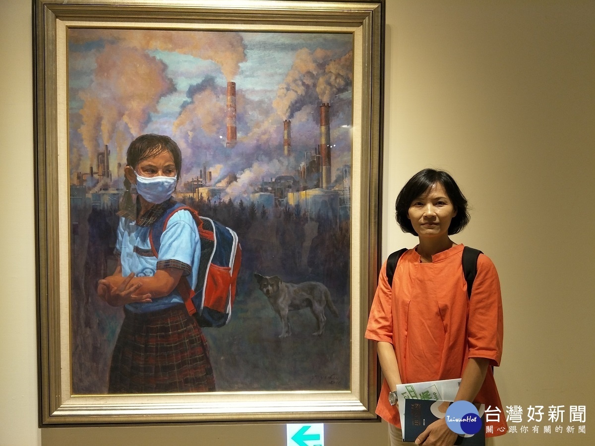 油畫水彩類首獎作者劉侑誼和她得獎作品「窒息」。圖/記者鄧富珍攝