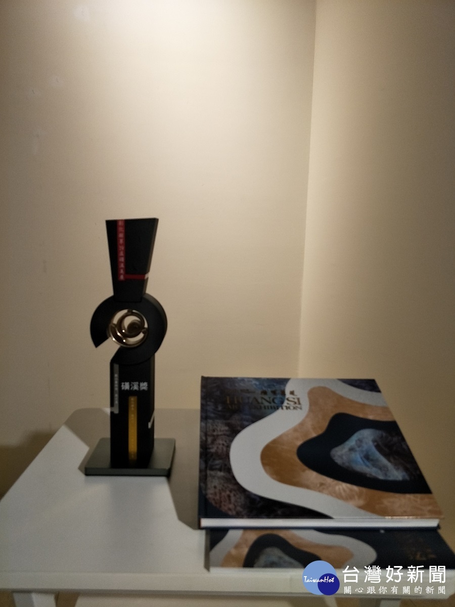 彰化縣第19屆磺溪美展獎座,作者陳博垚老師,創作理念為「磺溪智水流轉,躍然於每個創作者的靈光之中。曜然,迸發五彩金光,讓人們見其大美。獎座椅手握金珠彩光為形,除有創作者抓住剎那靈光化做永恆作品之意,飾以五彩色條,如同時光流遞,亦有攜手相握,將美代代相傳之期望。」圖/記者鄧富珍攝