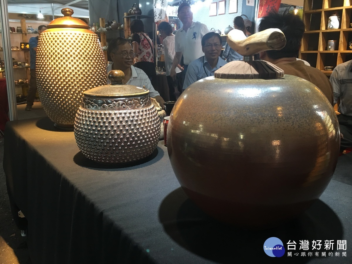 柴燒窯能燒出的色彩變幻莫測。(記者扶小萍攝)