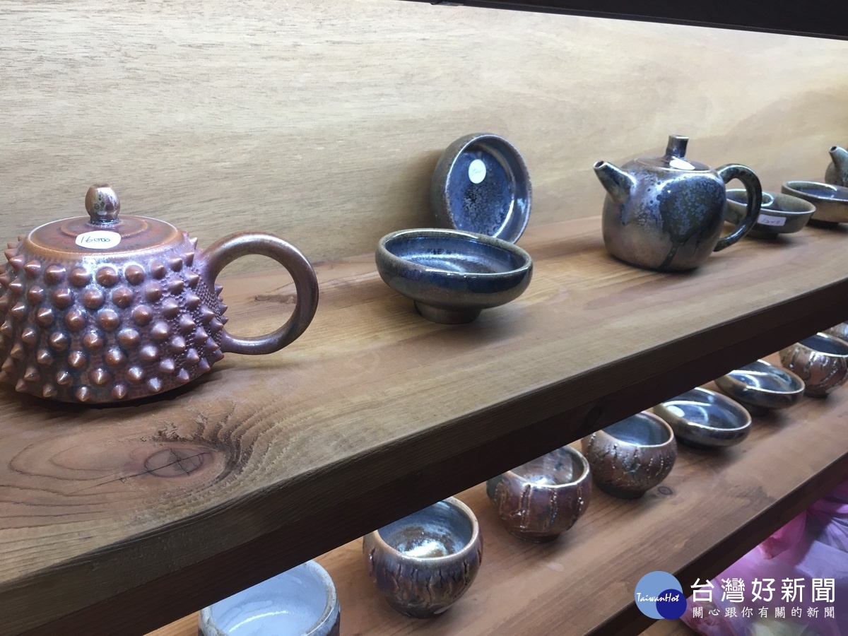 不論壺與杯都展現特有的色澤。(記者扶小萍攝)