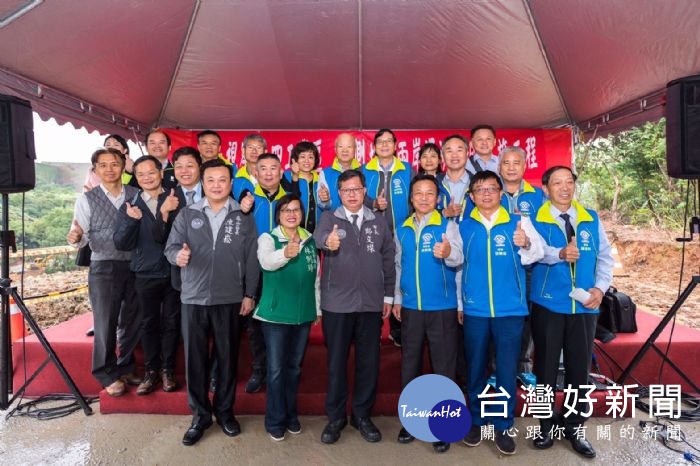 桃園市長鄭文燦,視察「工四工業區東側坑溝兩岸滯洪沉砂設施工程」。