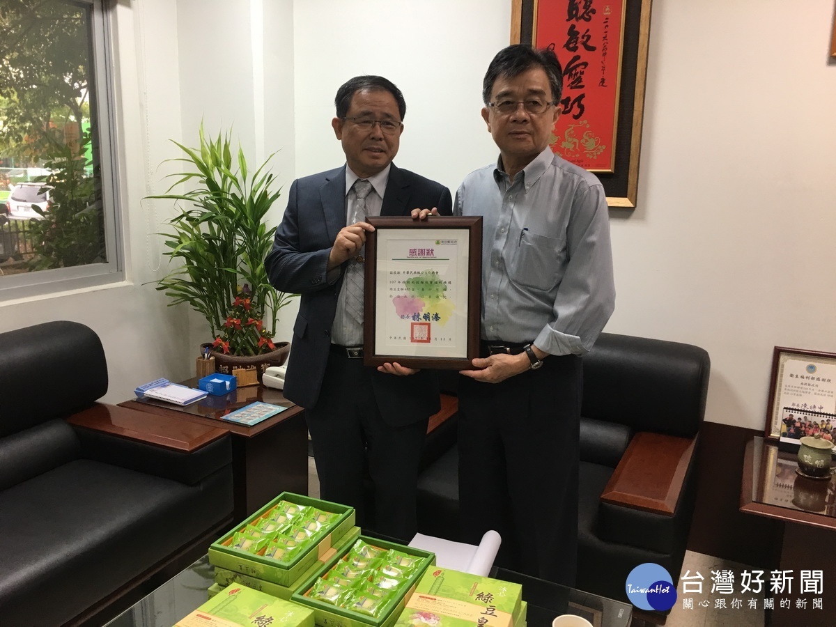 林處長贈感謝狀謝謝致公會做公益不遺餘力。(記者扶小萍攝)