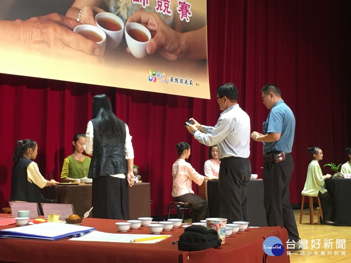 評審現場提出問題讓小茶師回答。(記者扶小萍攝)