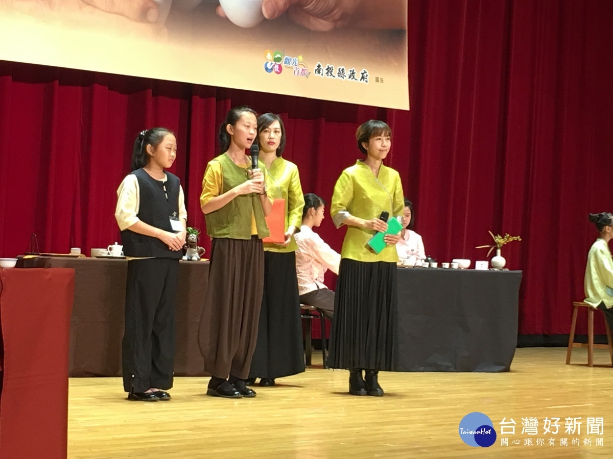 小泡茶師競賽即席茶藝回答。(記者扶小萍攝)