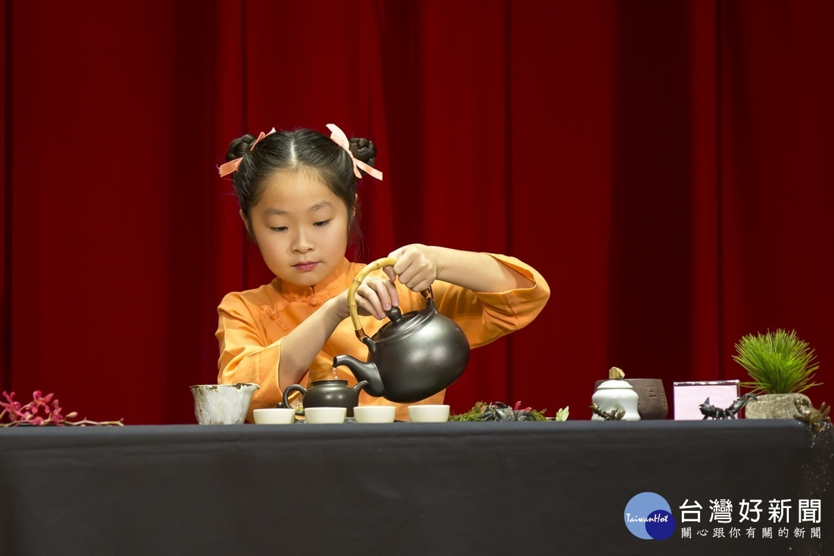 小朋友泡茶有模有樣十分可愛。(記者扶小萍攝)