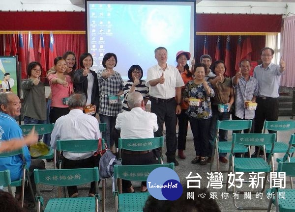 北港警方結合雲林縣府及地檢署宣導反毒反賄選與防制詐騙等犯罪預防,希冀警民合作,共同打造安居樂業的生活環境。(記者陳昭宗拍攝)