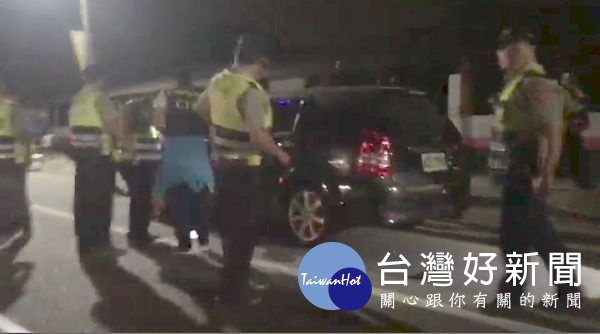 北港牛墟傳出持械聚眾鬥毆,警方出動快打部隊強力壓制,除起獲改造手槍並帶回相關人員究辦。