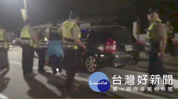 北港牛墟傳出持械聚眾鬥毆，警方出動快打部隊強力壓制，除起獲改造手槍並帶回相關人員究辦。