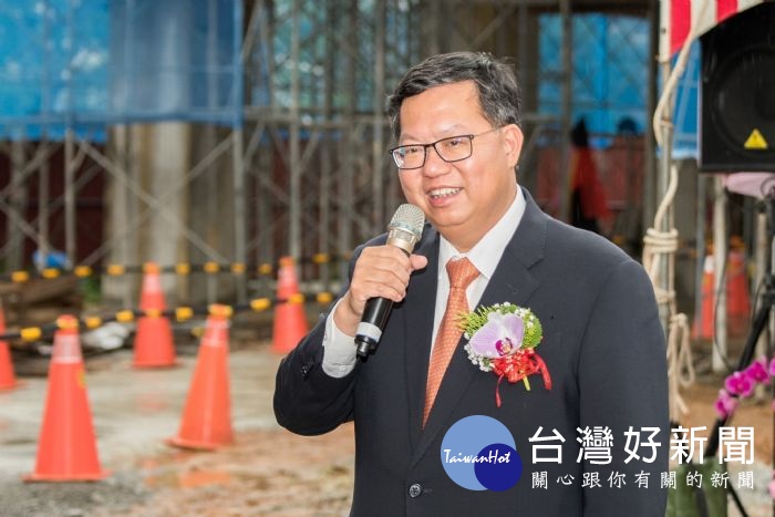 桃園市長鄭文燦,出席桃園市立同德國民中學「活動中心新建工程」上梁典禮。