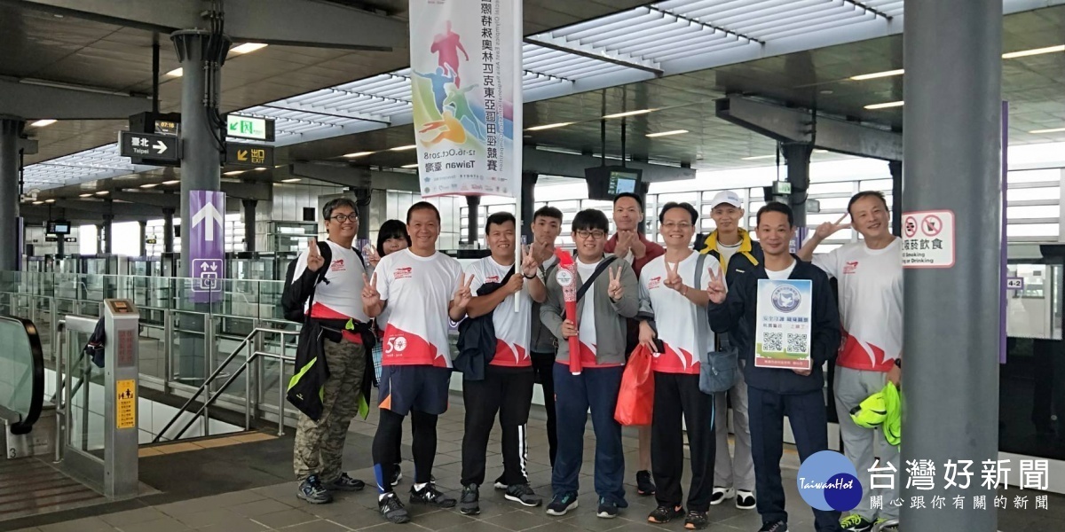 桃園市政府警察局響應公益,幫助智能不足朋友透過運動找回自信,集合了10幾位熱心公益同仁報名參加火炬跑活動。