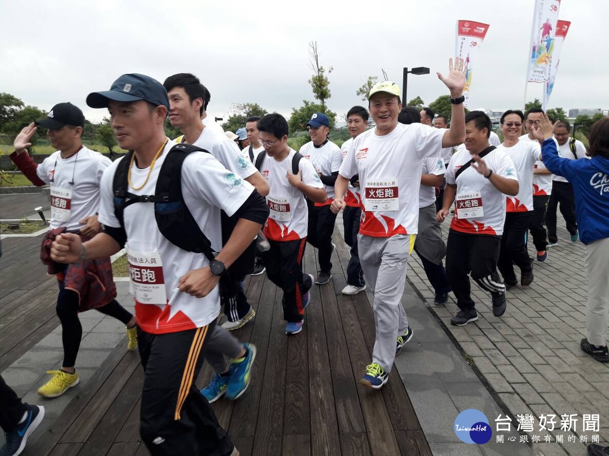 桃園市政府警察局響應公益,幫助智能不足朋友透過運動找回自信,集合了10幾位熱心公益同仁報名參加火炬跑活動。