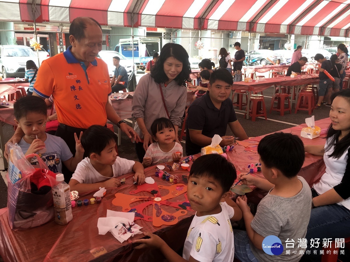 鄉長陳文德偕夫人李雁惠在會場觀賞學童彩繪。(記者扶小萍攝)