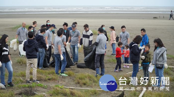 桃園市環保局舉辦第7場「桃園愛淨灘」,200多人齊聚觀音區小飯壢溪,共同把沙灘變乾淨。