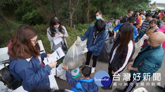 桃園市環保局舉辦第7場「桃園愛淨灘」,200多人齊聚觀音區小飯壢溪,共同把沙灘變乾淨。