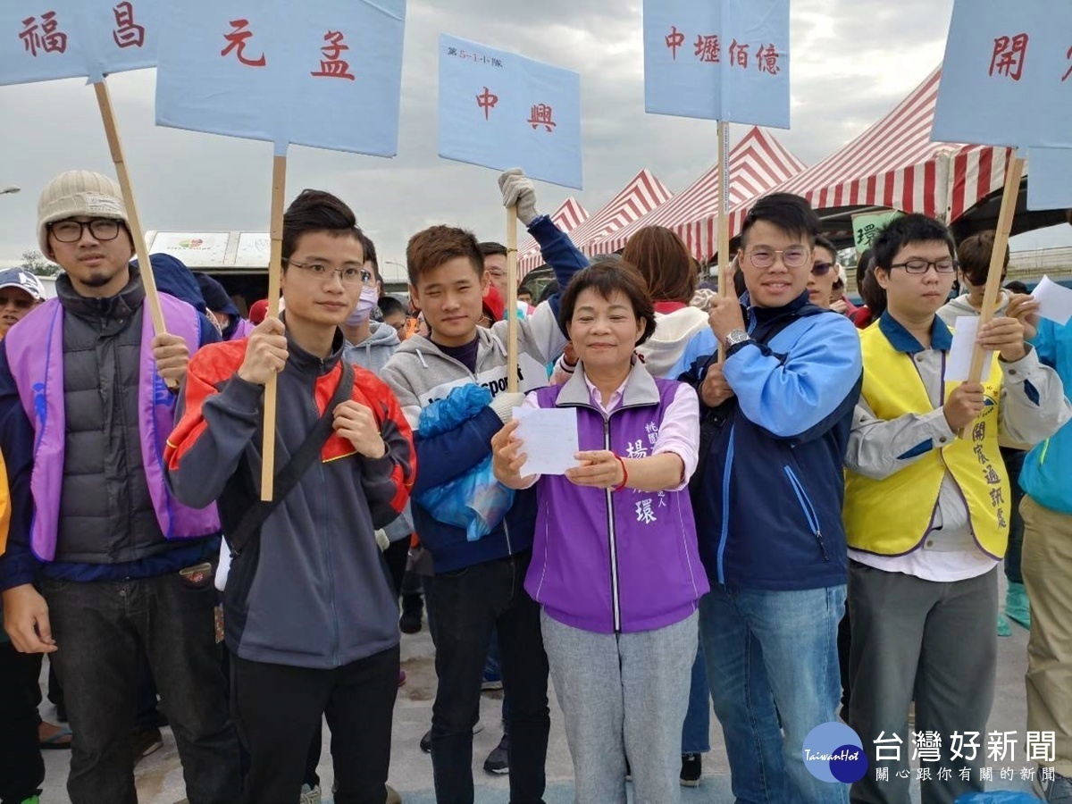 楊麗環到新屋區永安漁港參加南山人壽的淨灘活動並巧遇在家扶中心幫助的黃郁翔，目前在南山工作