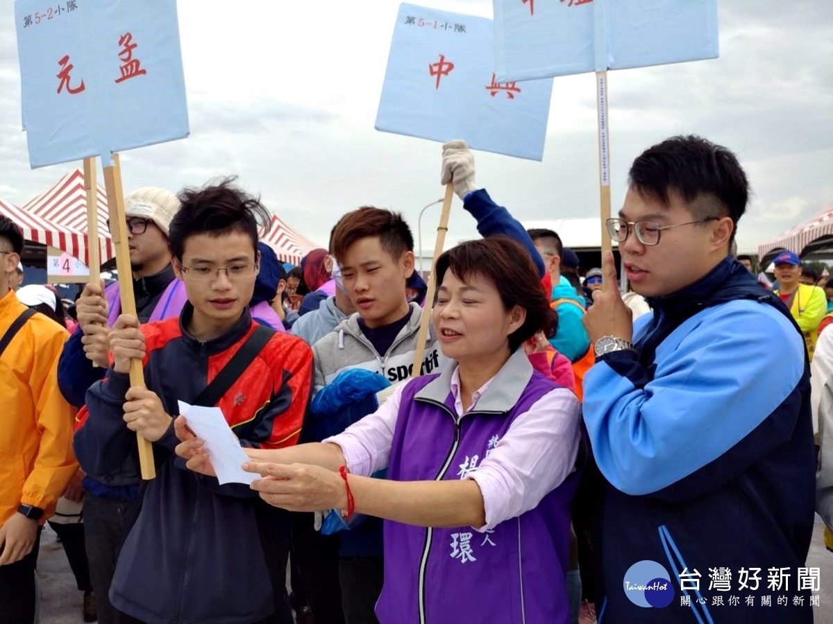 楊麗環到新屋區永安漁港參加南山人壽的淨灘活動並巧遇在家扶中心幫助的黃郁翔，目前在南山工作