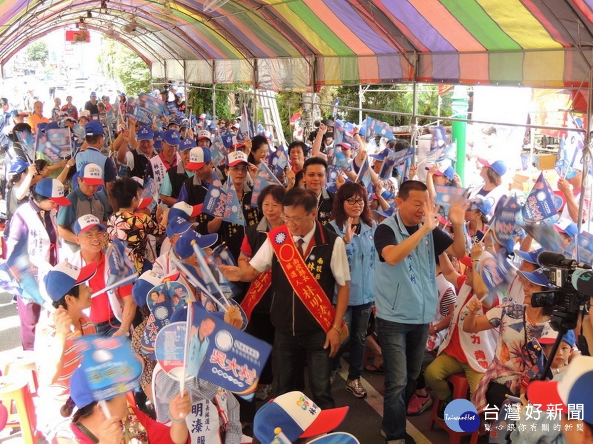 林明溱受到支持鄉親夾道簇擁揮旗歡迎,場面熱鬧滾滾,他也親切的和民眾招手。