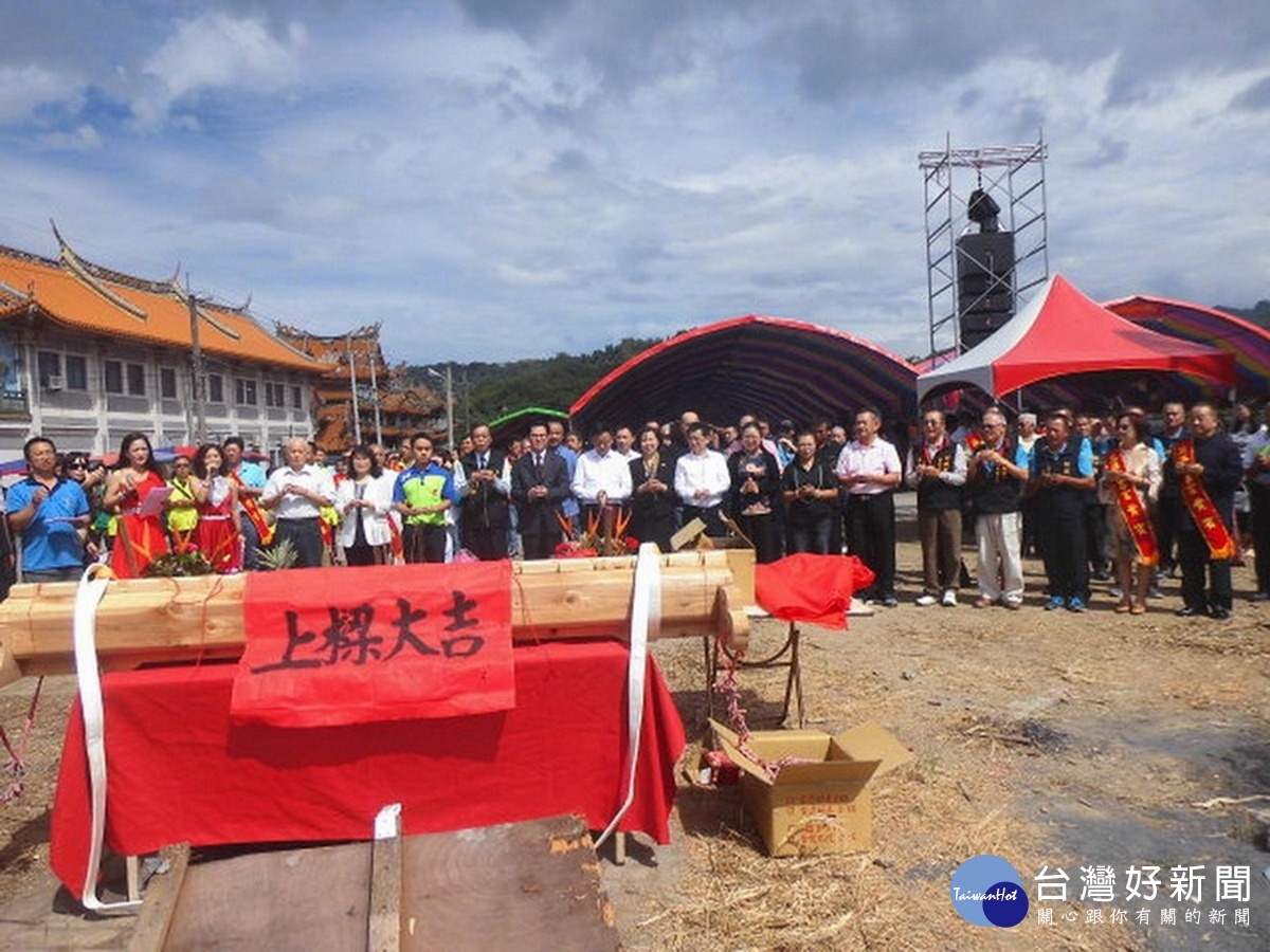 武昌宮主委陳永錡主持團拜,並會同浙江省文化藝術交流促進會副會長葉菁一起主持浙江泰順廊橋上樑儀式。