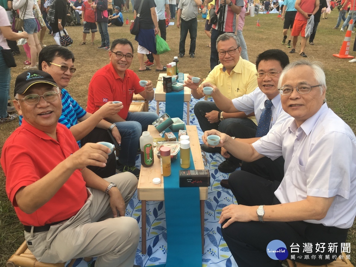 前副縣長陳志清、各農會理事長總幹事也參予野餐。（記者扶小萍攝）