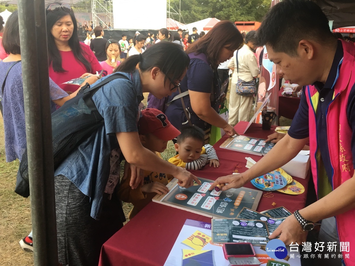 衛生局舉辦反菸反毒設有闖關等活動。(記者扶小萍攝)