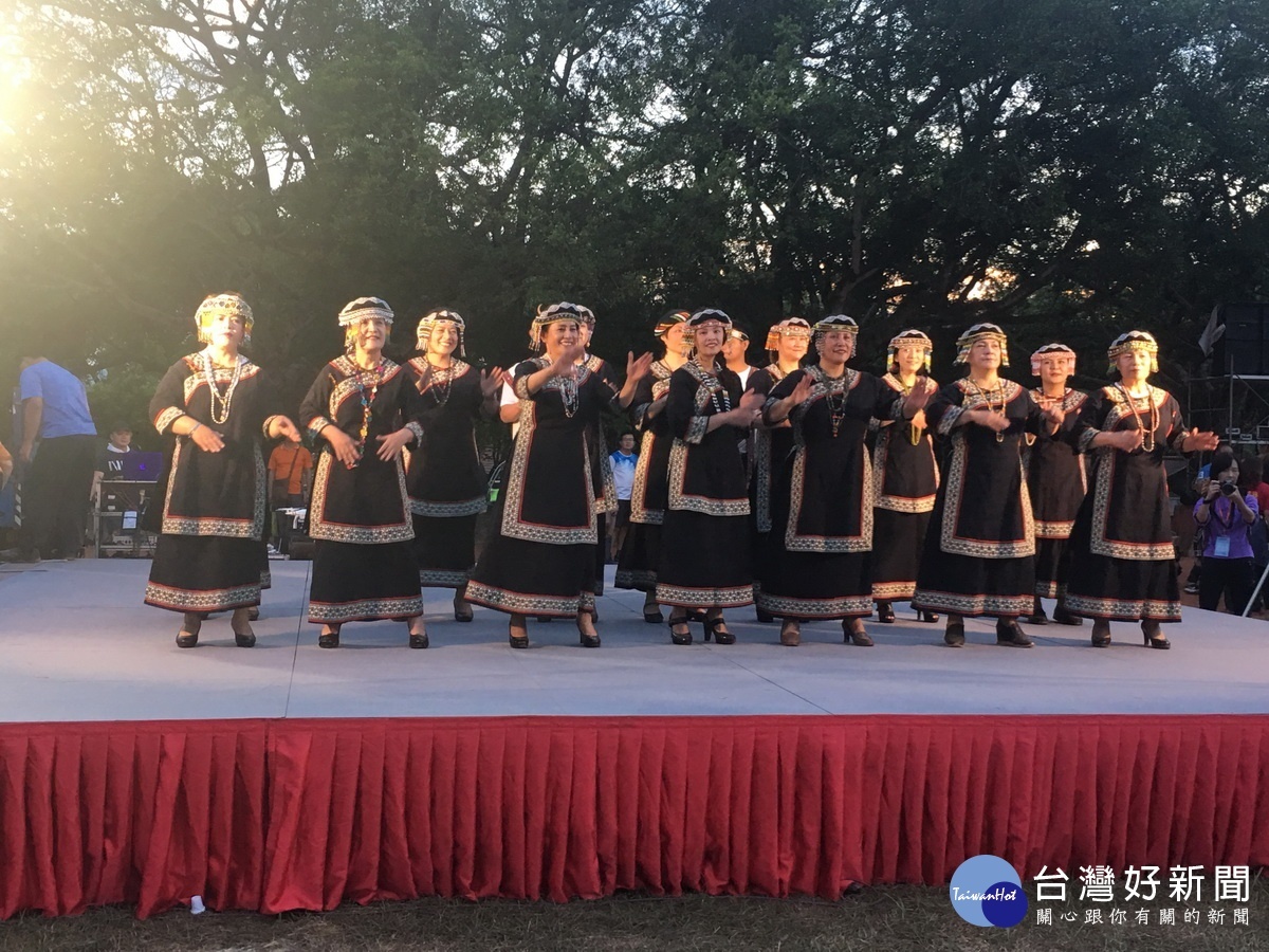 來自信義鄉婦女朋友優美的歌聲令人陶醉。(記者扶小萍攝)