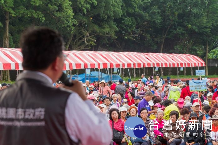 鄭市長表示,市府在重陽節前夕辦理健走,讓長輩們過得更健康,享受美好的景色與空氣。
