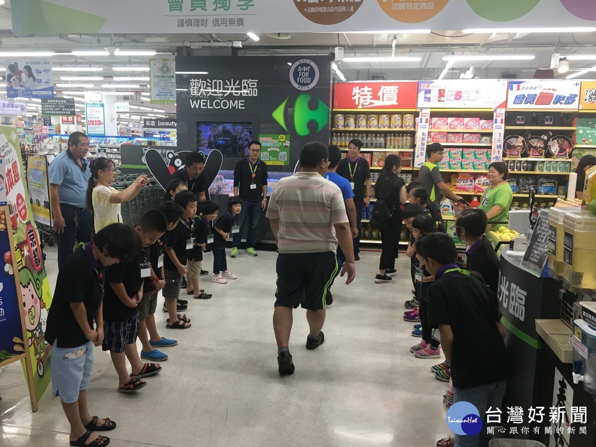 學童學習歡迎顧客的禮儀。( 記者扶小萍攝)