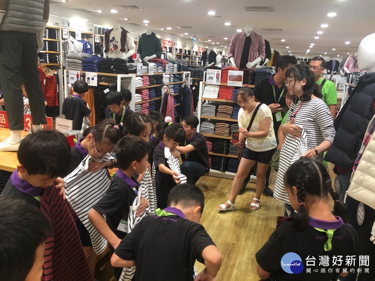 小朋友學習摺衣服覺得有點困難也好玩。(記者扶小萍攝)