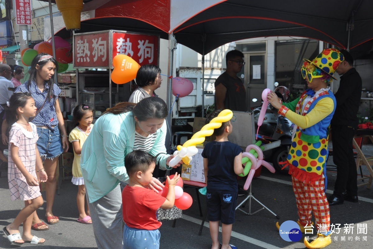 頗受小朋友喜愛的摺氣球街頭藝人表演。
