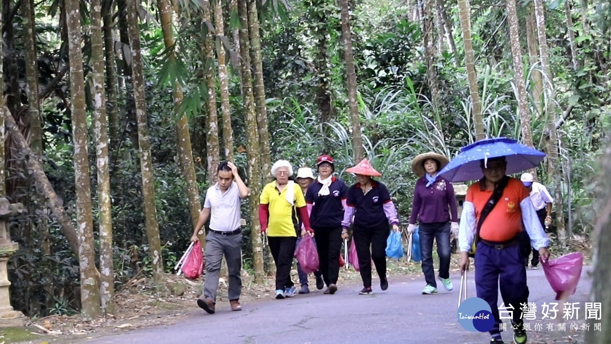 淨山活動，垃圾撿拾，人手一袋帶下山。